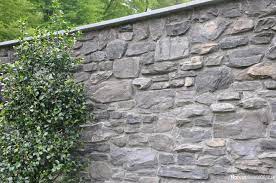 steenstrips op de buitenmuur tuinmuur tuin foto tuin