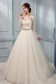 Questo abito si contraddistingue dalla gonna molto ampia, a volte con vari strati di tulle e dal corpetto abbastanza stretto che da risalto al decoltè. Vestiti Da Sposa Da Principessa Strascico A Cappella Tessuti Organza E Pizzo Vestito Da Sposa Abiti Da Sposa Sposa Principessa