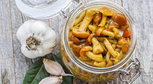 Versate poco olio a filo e pigiate. Come Fare I Funghi Sott Olio Aia Food