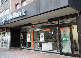 Sie war vergangene woche ziel einer automatensprengung und dabei erheblich zerstört. Der Knall In Der Nacht Geldautomatensprengung Am Neumarkt Moers