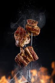 Garfo Com Pedacos De Carne Assada Deliciosa Em Fundo Preto Carne Assada Ideias Cardapio Para Almoco