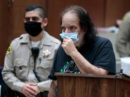 Porno-Star wegen Vergewaltigung angeklagt - Vorwürfe von 23 Frauen - SWI  swissinfo.ch