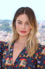 It is the opportunity to find confidence and show your true colors, forgetting about the necessity of hiding what is natural and actually beautiful. How To Rock Grown Out Roots Celebrity Inspiration