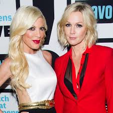 Tori spelling was born in los angeles, the daughter of author candy spelling and hollywood producer aaron spelling. Tori Spelling Shares 90210 Throwback Photo With Jennie Garth Ew Com