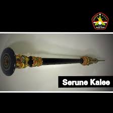 Alat musik tiup sejenis terompet berstruktur klarinet dan masuk dalam klasifikasi aerofon atau instrumen yang memiliki sumber bunyi dari hembusan udara pada rongganya. Pusaka Mande Muda Alat Musik Tradisional Serune Kalee Berasal Dari Aceh Dengan Memiliki Jenis Bunyi Aerofon Bagaimanakah Cara Untuk Memainkannya Alat Musik Serune Kalee Dengan Cara Ditiup Dan Pada Lubang Yang