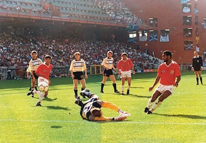 PRIMER GOL DE COSTA RICA EN MUNDIALES 🗓 11 de junio de 1990 📍 Estadio Luigi Ferraris, Génova, Italia 🏆 Mundial Italia 90 Ese día, Juan Cayasso hizo historia al anotar el