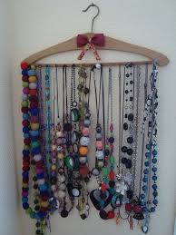 Les Astuces Les Plus Mortelles Pour Ranger Ses Bijoux Porte Bijoux A Faire Soi Meme Rangement Collier Organisateur De Bijoux Diy