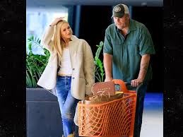 Gwen Stefani and Blake Shelton Shop Together Amid Divorce Rumors