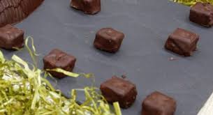 Les Chocolats Pralines Recette En 2020 Chocolat Praline Comment Faire Du Caramel Fondue Au Chocolat