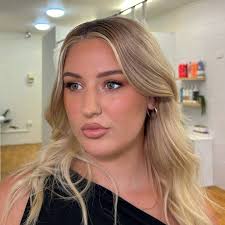 We did that 👏🏼 oh I missed makeup so so so so so much 🥲 Thank you  @blondetourageb for being so gorgeous 🩷 • • • #makeupcairns  #irisharoundsydney #irishdownunder #makeupartistaustralia #whv  #cairnsaustralia #irishartists