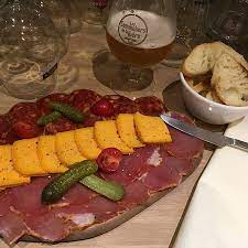 Dans la cave de monsieur baduel à fontanges (dont je vous ai parlé ici), les salers côtoient les cantal (sur la rangée du fond) et les saint nectaire (à dans la cave voûtée du buron d'algour, uniquement des salers tradition sont élevés avec amour par guy chambon. Une Planche Individuelle Bild Von La Cave De Monsieur Guy Boulogne Sur Mer Tripadvisor