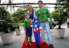Although he rushed out into the test site and heroically pushed the boy into the protective trench to save him from the blast, bruce was exposed to extreme amounts of gamma radiation that altered his dna structure due to gamma rays and trauma passed down by his father and. Like The Costumes By Angelica Luciano Huck Festa Tema Hulk Hulk Tema