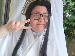 Hello, I just want to ask, is there someone here who cosplays tgcf  characters (or other danmei characters) from Czechia and would like to be  friends with me? So maybe we could