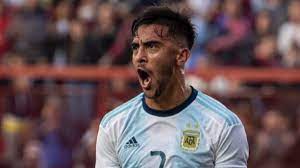 Argentina came close to scoring minutes later, a low pass was sent into the area and lautaro martinez opted to take the shot rather than letting it run for nicolas tagliafico, back from injury, with a lovely play with nicolas gonzalez and gonzalez would score from inside the penalty area his second goal. De Argentinos Juniors Al Stuttgart Asi Juega Nicolas Gonzalez As Argentina