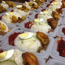 The 'ayam goreng nasi lemak' is served with a small piece of boneless chicken meat and 'kunyit' fried chicken wing (left). Download Gambar Nasi Lemak Telur Mata Gambar Makanan
