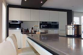 deze maatwerk keuken krijgt de herkenning door de donkere delen rondom de hoge kasten en het verlaagde plafond totaal de keukenkastjes keuken verlaagd plafond