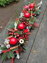 Pin By Reyhan On Cmentarz Christmas Flower Arrangements Christmas Table Centerpieces Christmas Arrangements