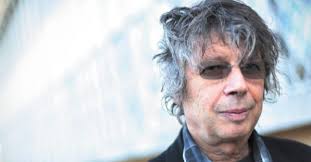 Bródy jános több mint 60 nagylemez elkészítésénél közreműködött, 800 dalt fűznek a nevéhez és 200 dal zenéje is kapcsolódik hozzá. Arulo Aki Nem Tart Most Velunk Brody Janos Uj Dala Az Emberrol Akit A Hazaja Nem Szeretett Magyar Narancs