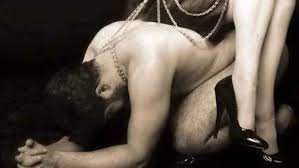 Mi tarde como voyeur en la fiesta de las dominatrix con sus esclavos