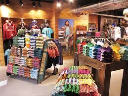 Pin By Tian Padang On Vm Store Visual Merchandising Retail Store Display Store Design