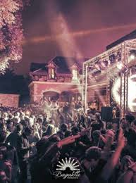 La camera dome d'exterieur analogique jour nuit se distingue par son design sobre et degre de protection eleve (ip66), qui lui permet d'etre utilisee aussi bien a l'interieur qu'a l'exterieur. Bagatelle Mansion Yonder