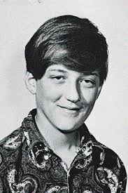 Met genadeloze zelfkennis beschrijft Stephen Fry zijn jongensjaren