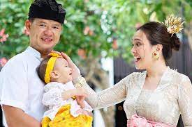 5,169 likes · 5 talking about this. Potret Keluarga Shandy Aulia Pakai Baju Adat Bali Womantalk