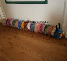 Un Bas De Porte Boudin En Forme De Chenille Qui Mesure 86 Cm Environ On Peut Bien Sur Le Faire De L Boudin De Porte Couture Boudin De Porte Tricot Et Crochet