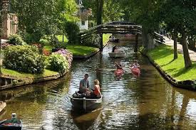 Wie wäre es mal mit einem etwas anderen urlaub, zum beispiel in einer wasserstadt? Aufs Wasser In Holland Bootsverleih Und Rundfahrten In Giethoorn