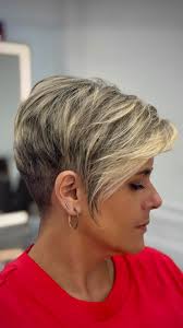 Pixie moderno, elegante e cheio de personalidade. ✂️✨ Um corte que valoriza  traços e empodera o visual !