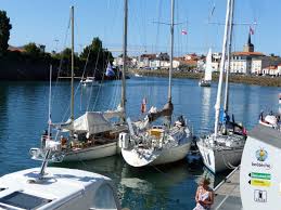 Un Dimanche Matin De Juillet Dans Le Chenal Du Port Des Sables D Olonne Dimanche Matin Les Sables D Olonne Matin