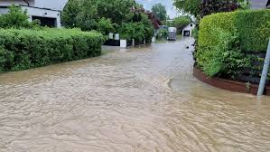 Als überschwemmung bezeichnet man einen zustand, bei dem eine normalerweise trockenliegende bodenfläche vollständig von wasser bedeckt ist. Uberschwemmungen In Und Um Altdorf Feuerwehr Im Dauerstress Lauf Eismannsberg Grunsberg Hagenhausen Ludersheim Oberrieden Prackenfels Rothenbach Schleifmuhle Unterrieden Weinhof Nordbayern