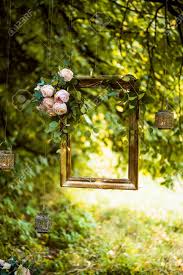 Ver más ideas sobre flores, manualidades, portaretratos decorados. Viejo Marco De Oro Decorado Con Flores Colgando De Una Rama En El Fondo Verde Decoracion Floral Para La Sesion De Fotos De La Boda Fotos Retratos Imagenes Y Fotografia De Archivo