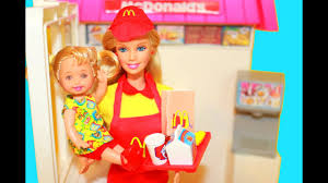 Barbie and her sister kelly matching styles the same dresses barbie dan saudara perempuannya, kelly gaun yang sama barbie e sua irmã kelly os mesmos vestidos barbie et sa soeur kelly les. Alltoycollector Barbie Kelly Mcdonald S Fun Time Talking Play Set Youtube