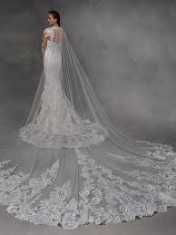 Das cape ist ein ärmelloser umhang, den sie lässig über die schultern werfen. Hochzeitskleid Mit Langen Armeln Und Cape Von Badgley Mischka