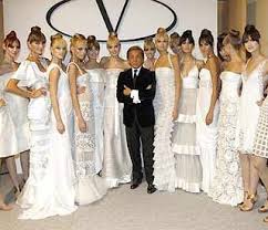 Decisamente glamour questo abito in raso bianco del 1980, in perfetto stile 1930. Pin Di Angelica Sileo Su White Abiti Couture Valentino