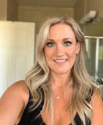 Lovin my new hair!! Some dimension in my blonde thanks to wizardry or  blondes @elysebarkley.inc! Beachy vibes 🌊💫 . #blonde #blondehair  #beachyhair #yyjhairstylist #yyjhair #yyjmakeup #yyjmakeupartist