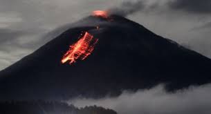 Menurut bupati lumajang, thoriqul haq hari ini pada tanggal 1 desember 2020 pukul 01.23 terjadi gunung semeru mengeluarkan guguran lava panas meluncur sejauh. Gunung Semeru Meletus Pendakian Ditutup Total