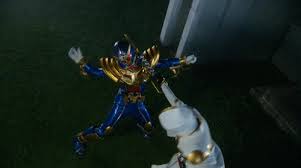 仮面ライダービーストが白い魔法使いに苦戦 やられて飛び散る火花の絶景 やられる 魔法使い 仮面ライダー イラスト