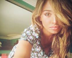 Complice l'inverno e i suoi colori più caldi e intensi, belen ha deciso di dire addio al biondo ed alle meches che caratterizzavano la sua chioma. Foto Belen Rodriguez Capelli Biondi E Abito A Fiori