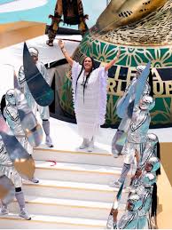 No solo conquistó el escenario del Mundial 2026 con su voz, también  convirtió la moda en un homenaje a las raíces textiles de México. La  oaxaqueña portó un huipil artesanal que no
