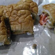 Ia diperbuat dengan roti oblong yang diisi dengan daging kisar, bawang tidak hairan roti john ini banyak penggemarnya. Resepi Roti John Daging