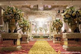 Tri And Cindy S Wedding Reception Venue At The Ritz Carlton Pacific Place Wedding Entertainment By Untitled Band Decora Wedding Wedding Decorations Splendid