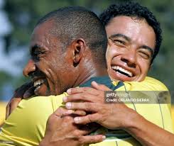 Marvin Gordon , defensa de Petapa, es felicitado por Raul Gonzales al...  News Photo