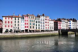 Sur La Cote Basque De Bayonne A Hendaye Bayonne Cote Basque Pays Basque
