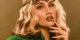 8 Potret Terbaru Cinta Laura Bergaya Bak Lady Loki, Garang Banget