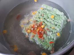 Lebih enak karena steak ayamnya. Mencicipi Mie Goreng Hijau Rasa Steak Ayam Yang Nagih Banget