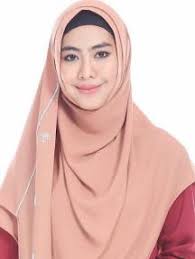 Ricis sendiri ketika ayahnya meninggal dunia sedang berada di flores untuk syuting dan sempat kesulitan memberikan kabar karena tidak adanya sinyal. Profil Oki Setiana Dewi Viva