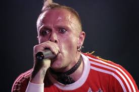 O vocalista do The Prodigy, Keith Flint, morreu aos 49 anos. : r/indieheads