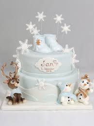 Die etwas schlichteren kerzengläser mit den schneeflocken aus kreidefarbe sehen besonders hübsch auf dekorierten dekoschalen mit kleiner winterlandschaft aus. Taufe Baptism Cake Torte Winter Schneeflocken Snowflakes Rentier Schneemann Rendeer Fondant Taufe Kuchen Baby Kuchen Weihnachtsgeback